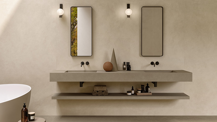 Badezimmer mit hellen Wandfliesen im Großformat, Doppelwaschbecken und 2 Spiegel.