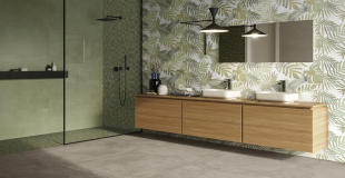 Badezimmer mit einer ebenerdigen Dusche, Waschtisch mit 2 Waschbecken, Fliesen mit floralem Muster an der Wand und neutrale graue Fliesen am Boden..