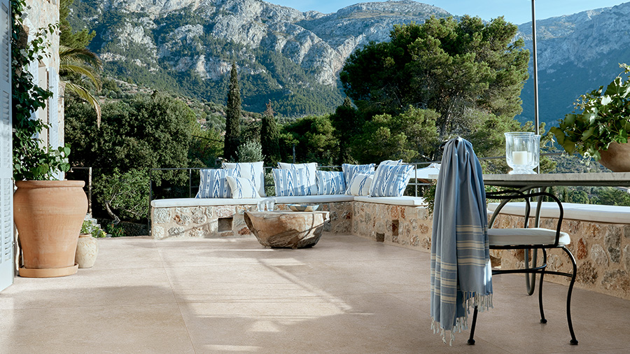 Terrasse im mediteranen Stil mit Bergpanorama.