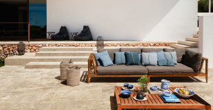Terrasse im mediteranen Stil mit beigen 2cm Fliesen und einer gemütlichen Coachlandschaft 