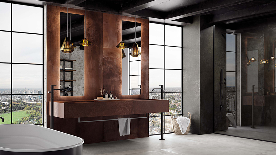 Badezimmer mit 2 Waschbecken und großen Spiegeln, an der Wand Metalloptikfliesen am Boden helle, neutrale Fliesen