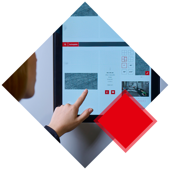 Dame klickt auf Touchscreen, auf dem eine Fliese zu sehen ist.
